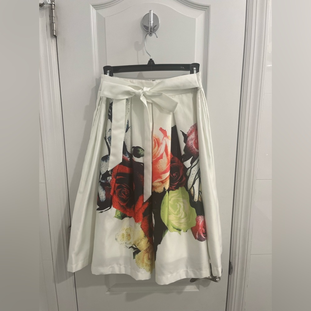 Gracia white floral skirt with belt
